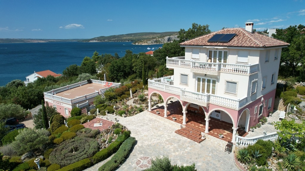 Villa avec arcades et terrasses au-dessus de la baie