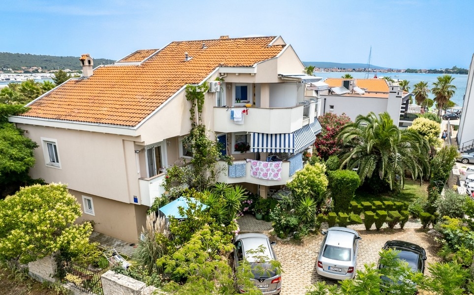Immeuble collectif avec balcons et jardin près de l'eau