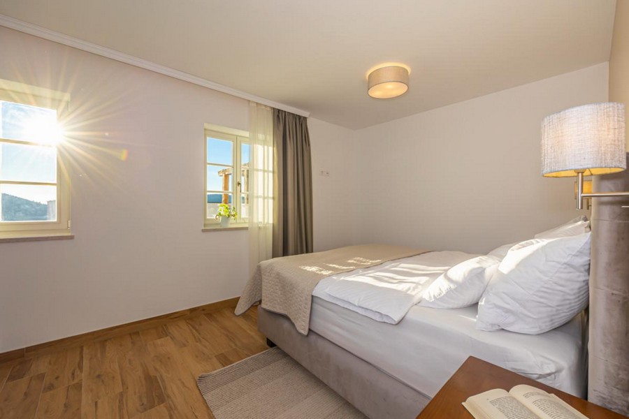Chambre avec fenêtres à petits carreaux à contre-jour