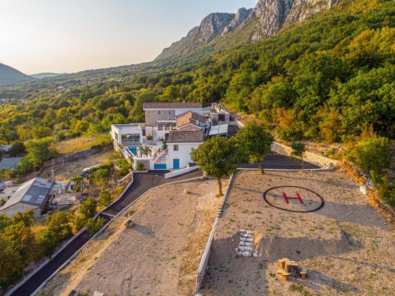 Vue aérienne du domaine avec héliport sur le versant de la montagne