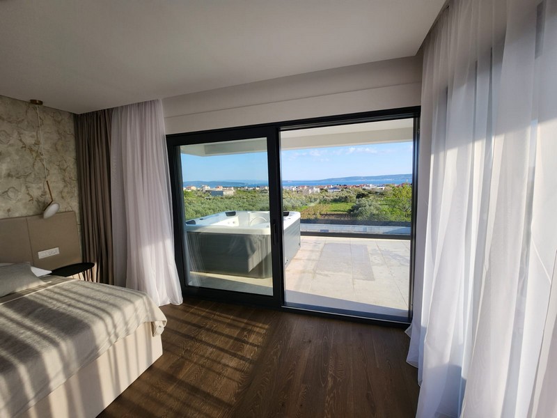 Chambre avec accès à la terrasse avec jacuzzi