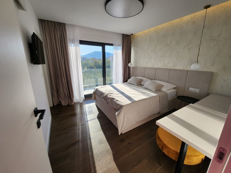 Chambre moderne avec lit double.