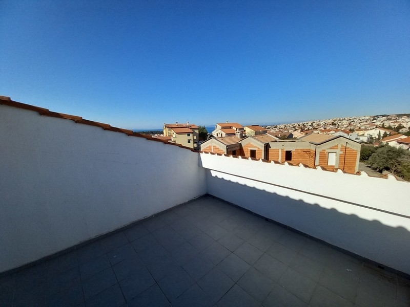 Toit-terrasse avec haut garde-corps et vue sur les toits
