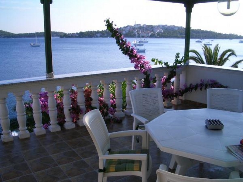 Terrasse avec balustrade et fleurs au-dessus de l'eau