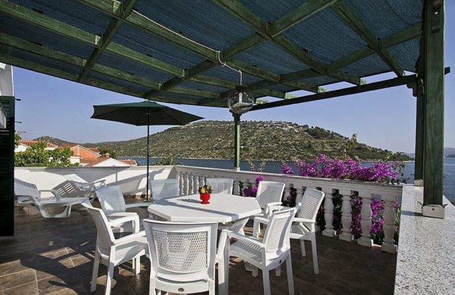 Terrasse avec vue sur la mer.