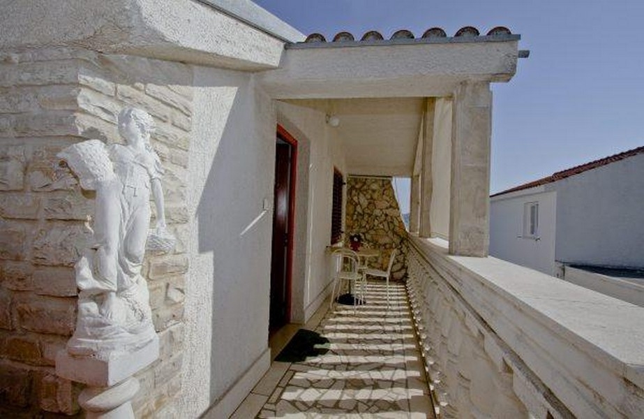 Terrasse et entrée.
