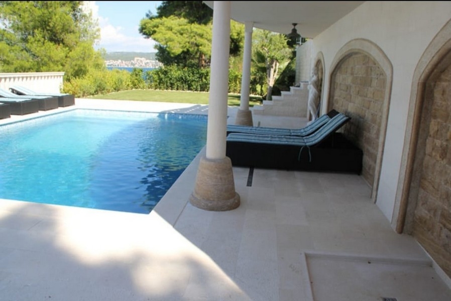 Piscine et terrasse.