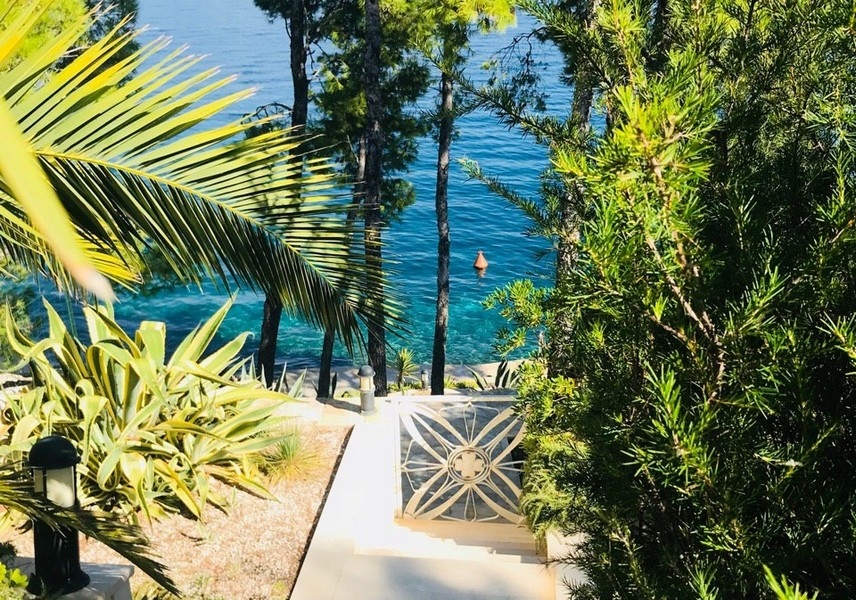 Escalier à travers le jardin jusqu'à la mer