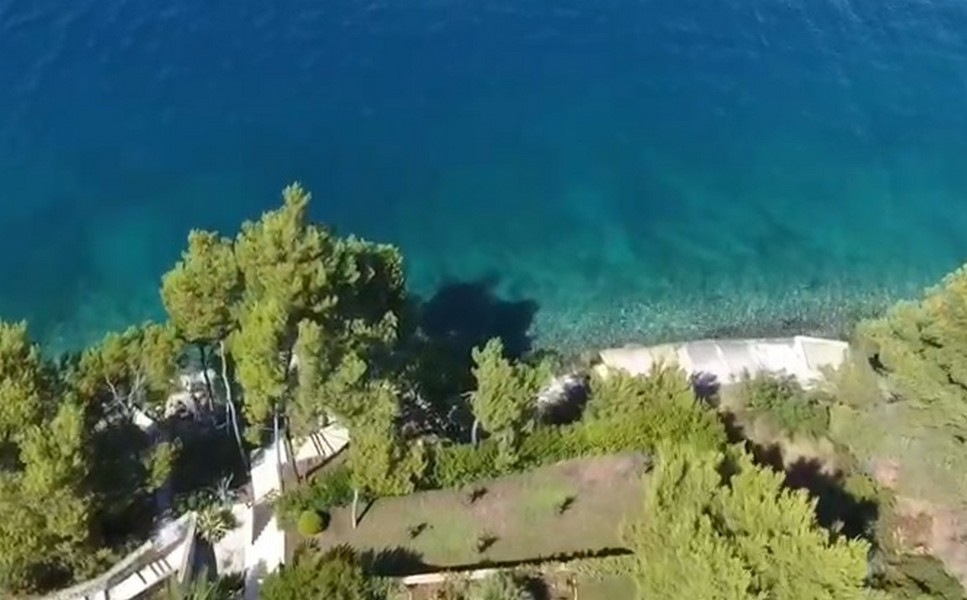 Vue aérienne de la rive boisée avec eau turquoise