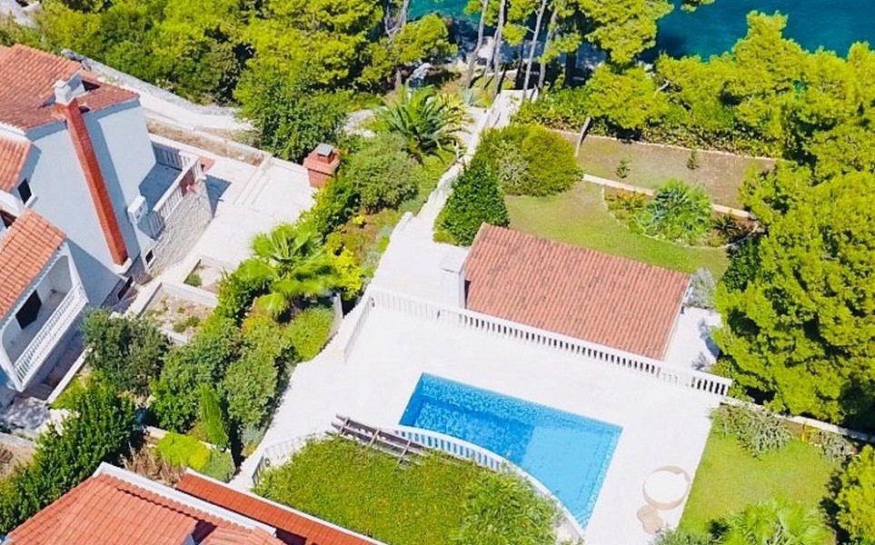 Vue aérienne de la propriété avec piscine et jardin en bord de rive