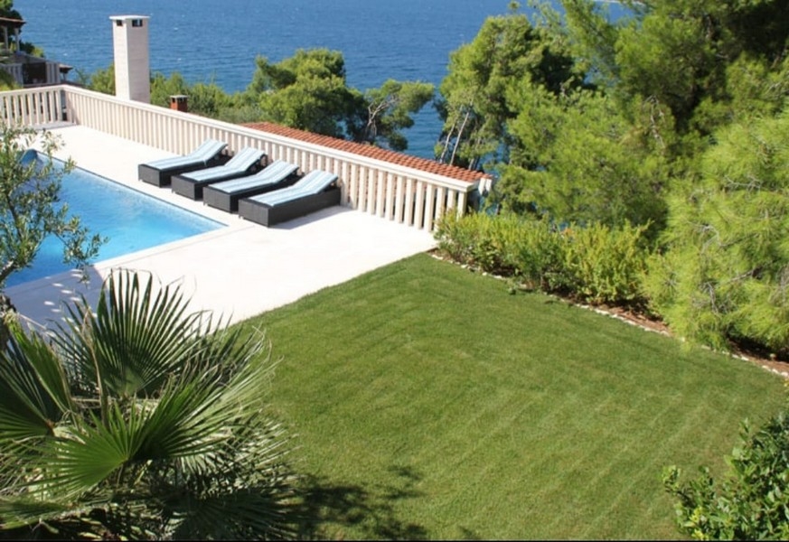 Piscine et vue mer - biens immobiliers en Croatie.
