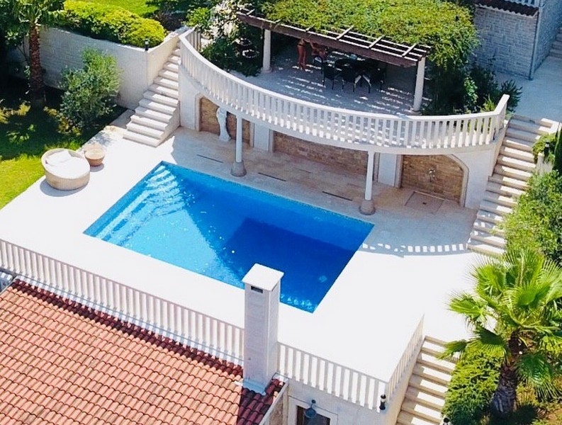 Piscine et solarium avec pergola