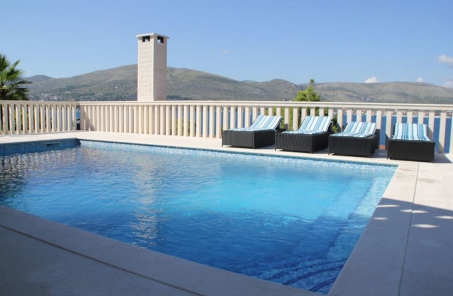 Piscine de la villa H2444 en Croatie - Panorama Scouting.