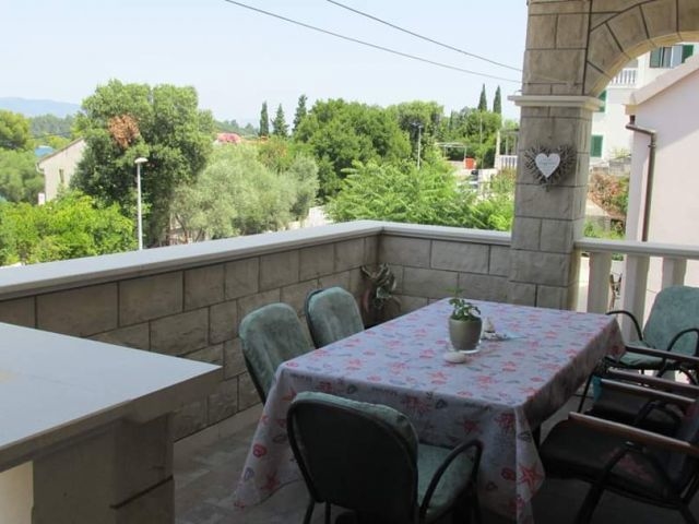 Balcon avec vue sur la verdure et la mer