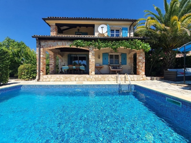 Maison en pierre avec piscine et beau jardin