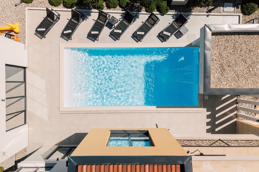 Piscine et bains de soleil vus du ciel