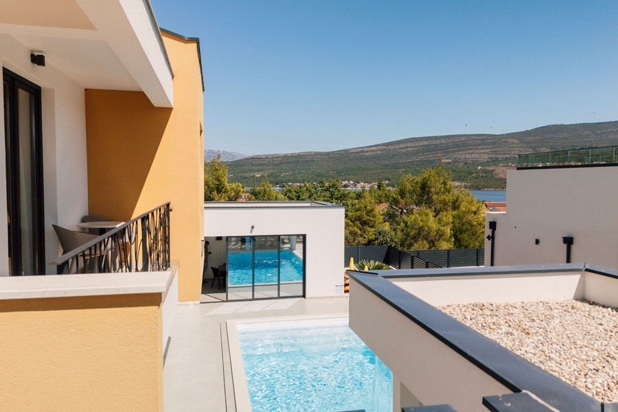 Vue de l'étage sur la piscine et la mer