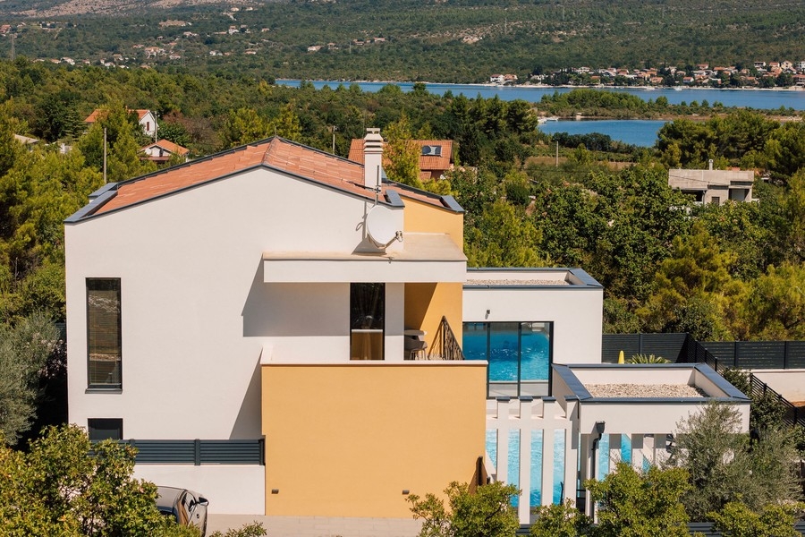 Arrière de la villa avec vue sur la mer