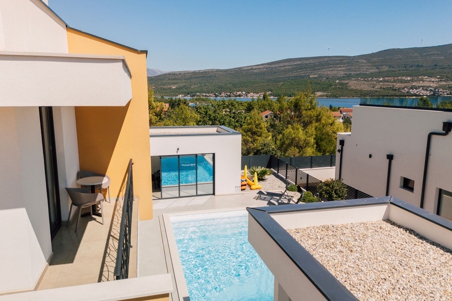 Balcon à l'étage avec vue sur la piscine et la mer