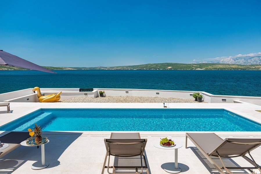 Villa de luxe près de Zadar avec piscine directement au-dessus de l'eau