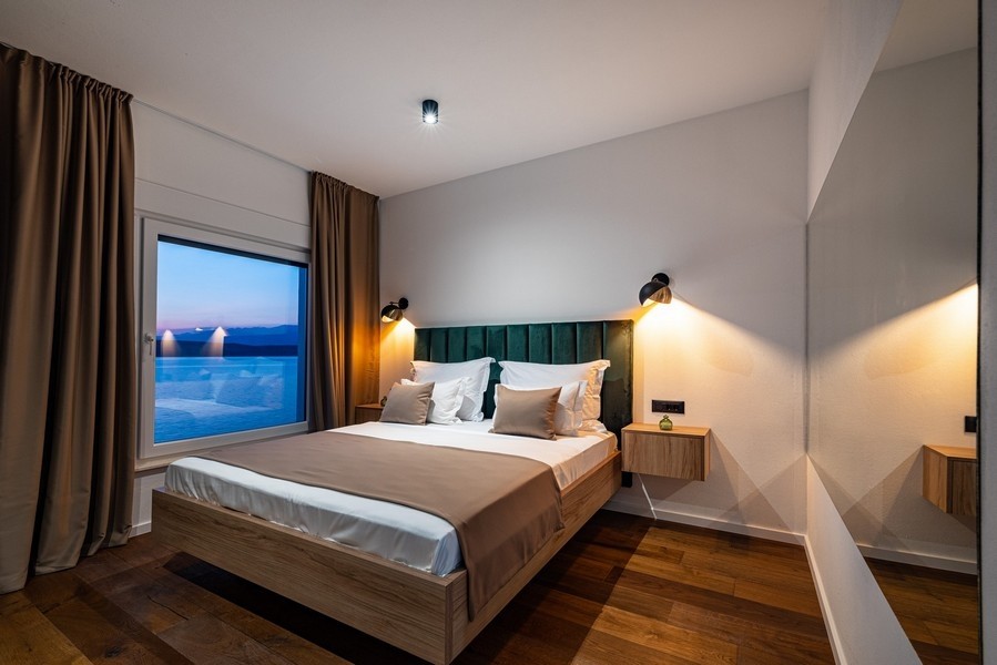 Chambre avec un lit double confortable.