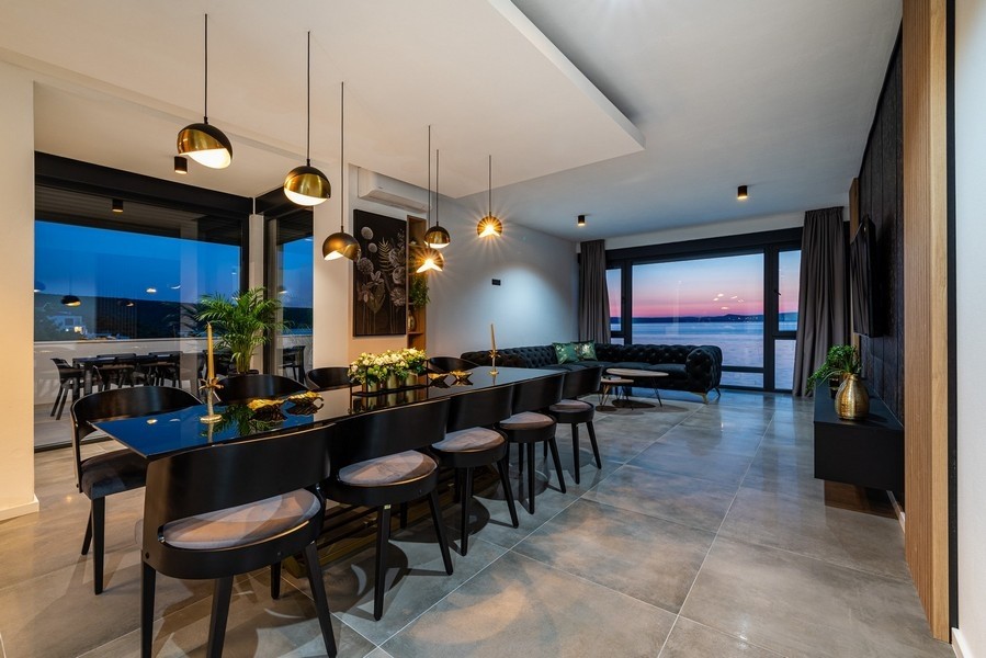 Grande table à manger dans une villa de luxe moderne en Croatie - Panorama Scouting H2494.