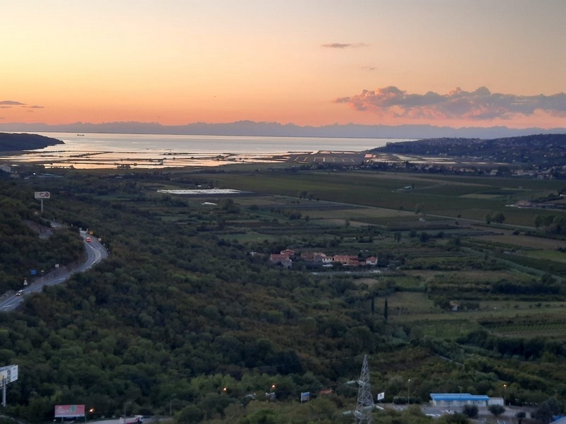 Coucher de soleil sur la baie avec champs et route dans la vallée