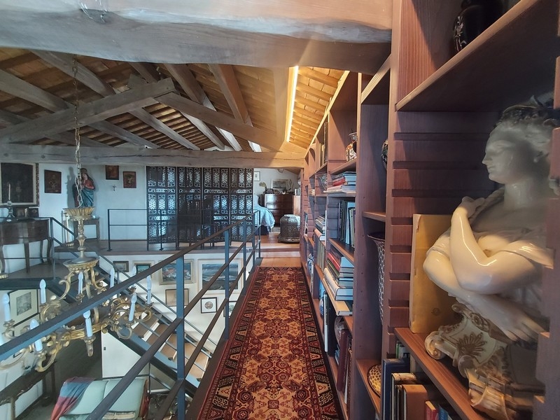 Bibliothèque avec de belles antiquités
