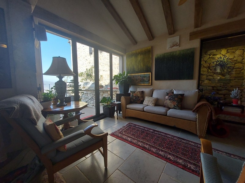 Salon avec accès à la terrasse