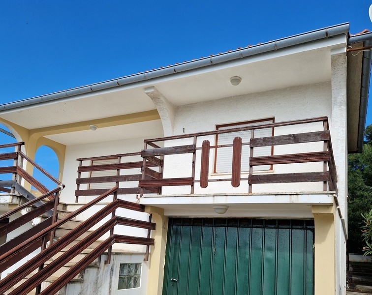 Vue extérieure de la maison H2509, à vendre sur l'île de Molat en Croatie.