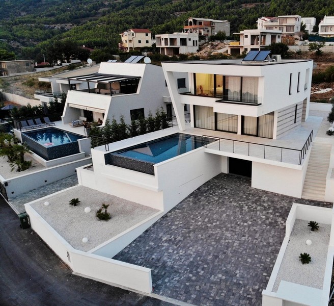 Coin repas avec vue sur la piscine à débordement et la mer en Croatie