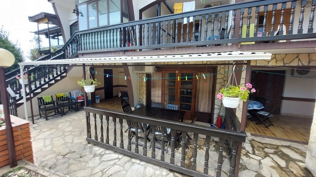 Grande maison avec grande terrasse et barbecue