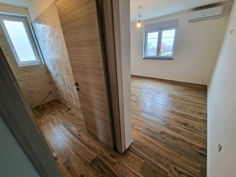 Chambre climatisée et salle de bains
