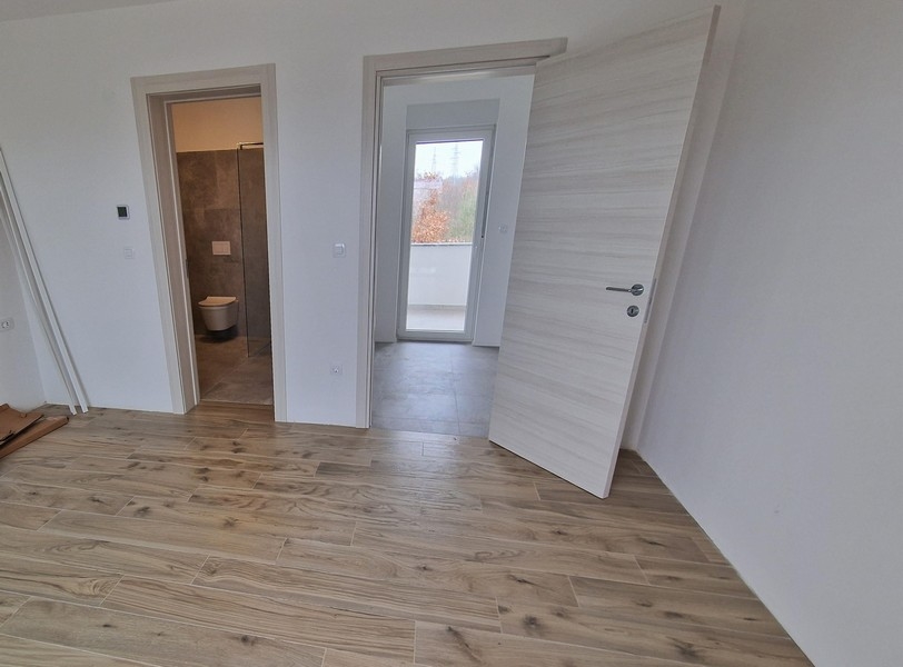 Pièce et vue sur les toilettes au rez-de-chaussée