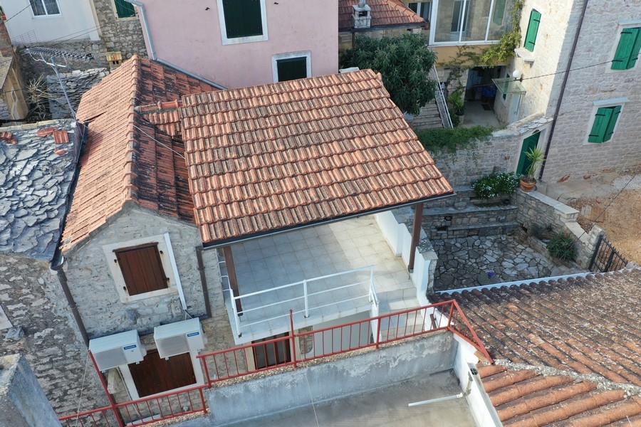 Cour intérieure avec petit jardin