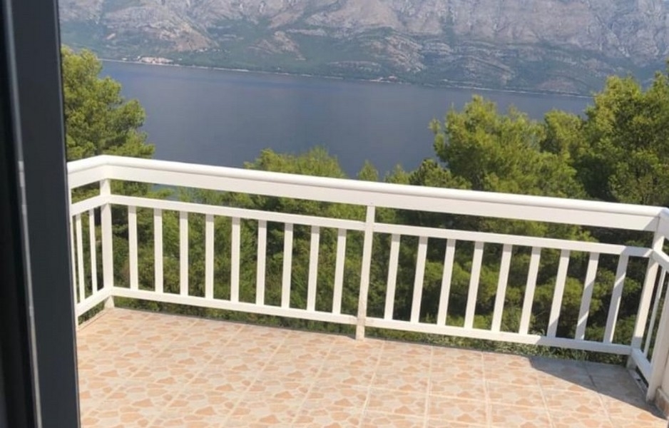 Balcon avec garde-corps blanc au-dessus du détroit