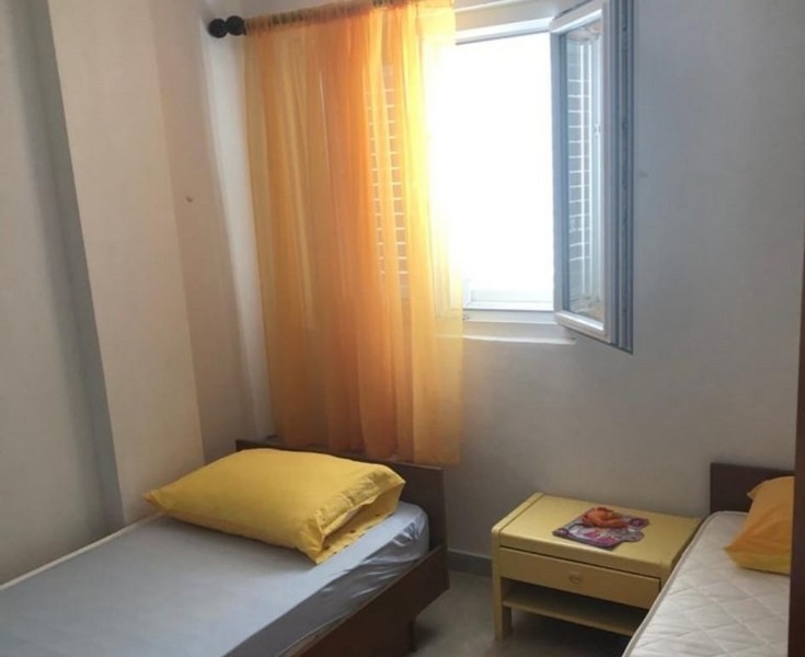 Chambre avec deux lits simples.