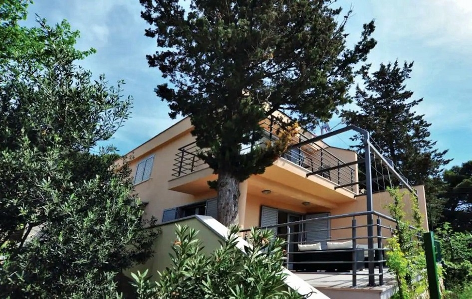 Maison à Tisno, Croatie - vue de face avec terrasses.