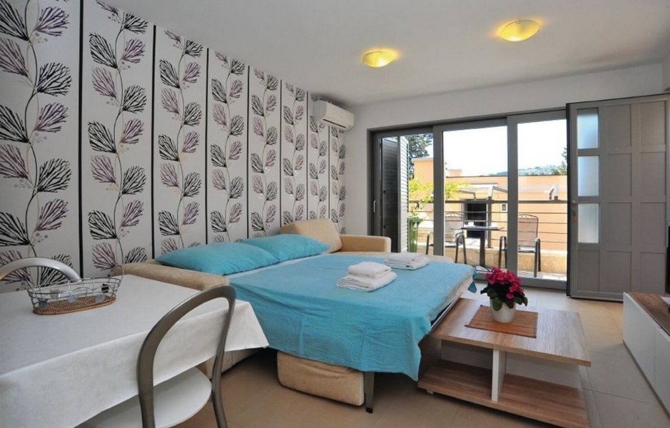Chambre avec vue sur la terrasse.