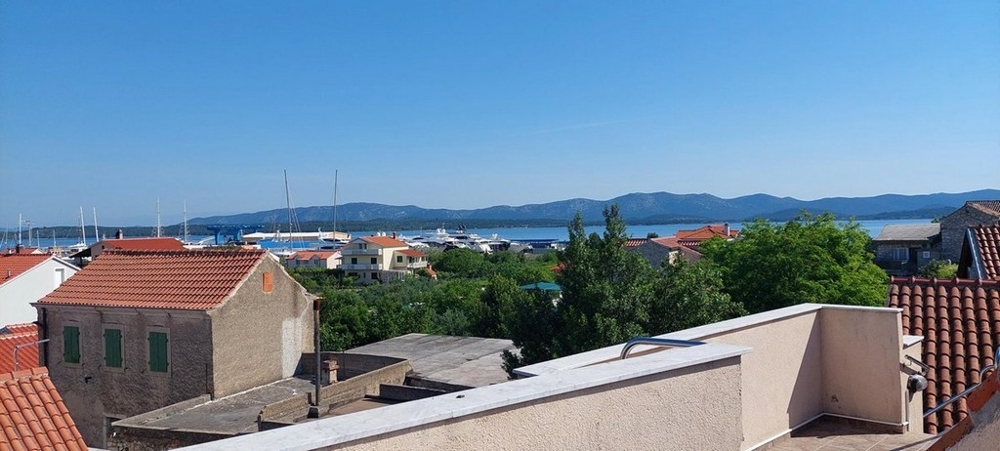 Maison avec belle vue mer à Betina. Immobilier en Croatie - Panorama Scouting.