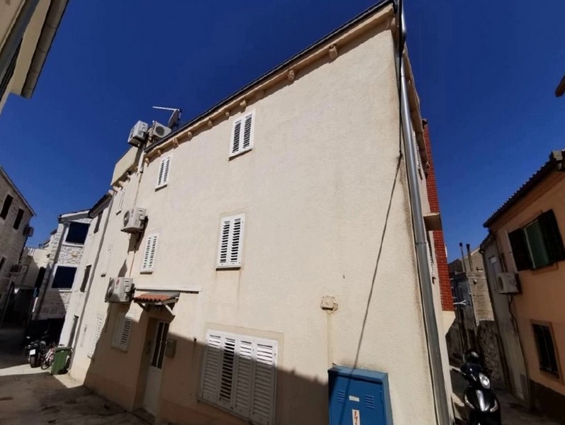 Maison de ville à Betina, Croatie, à vendre - vue extérieure et façade.