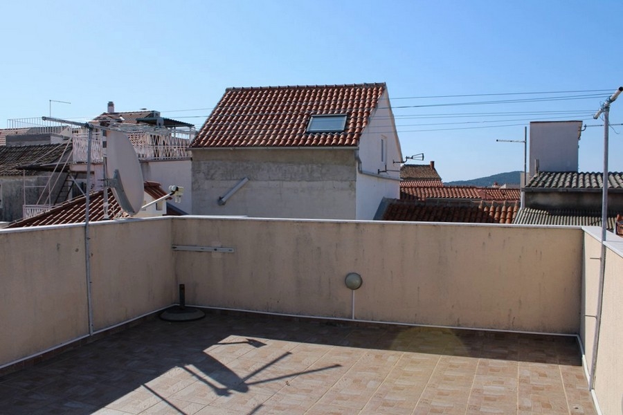 Spacieux toit-terrasse avec vue sur la ville, Betina, Croatie.