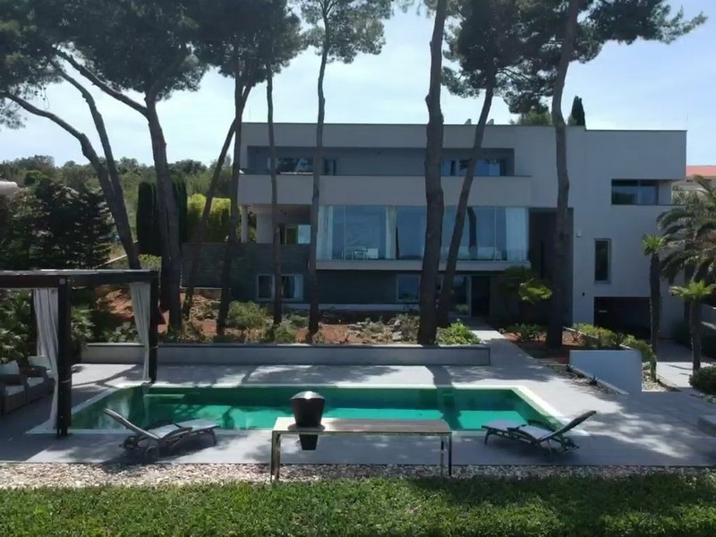 Villa moderne avec piscine entre de grands pins