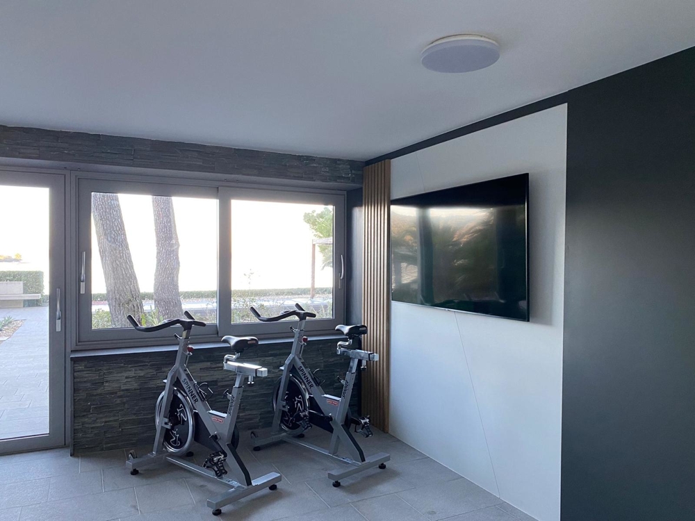 Salle de sport avec appareils
