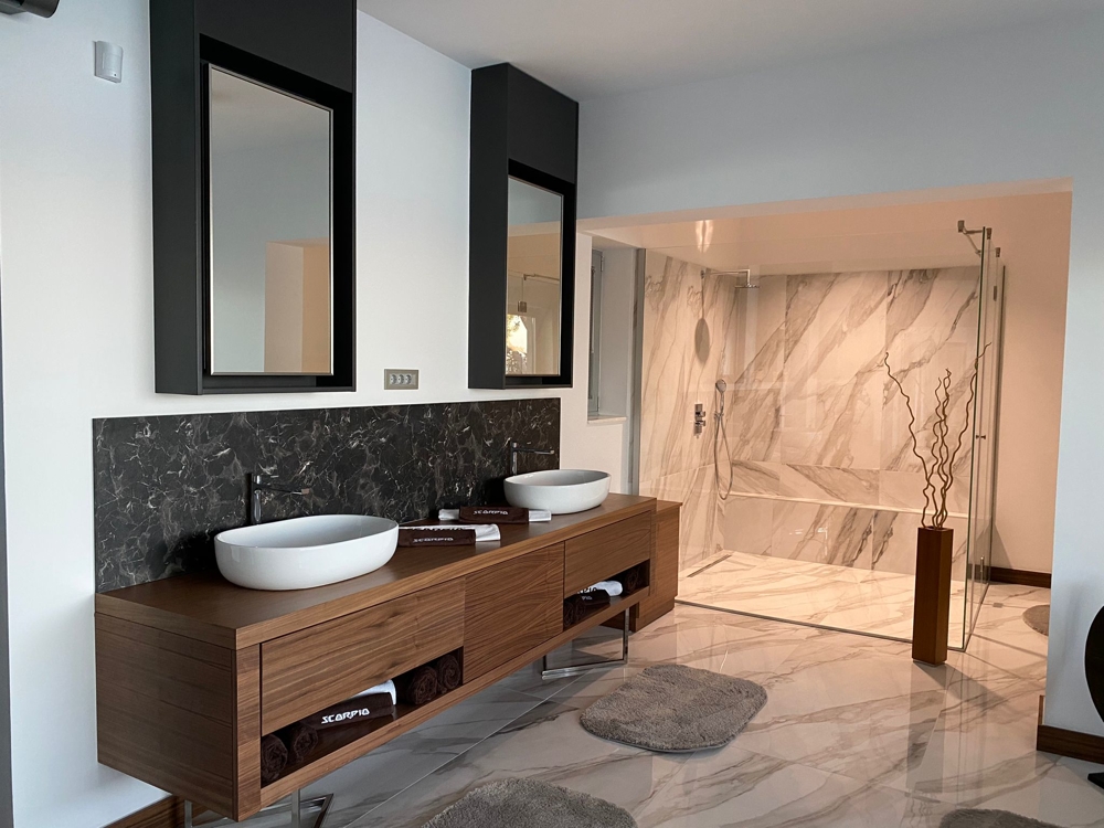 Grandes salles de bains avec douche ou baignoire