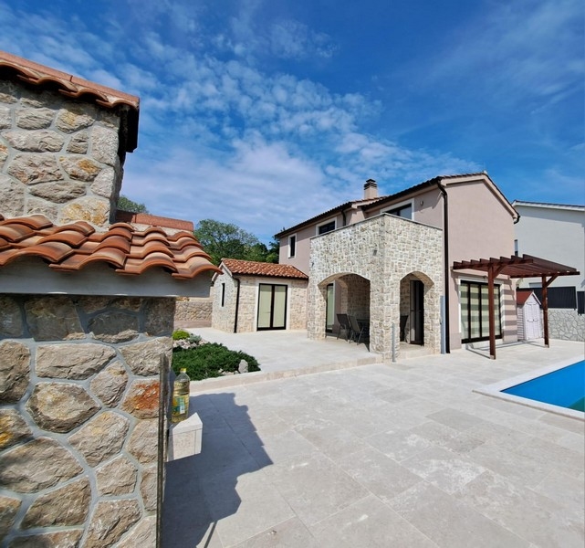 Maison en pierre avec piscine à vendre en Croatie.