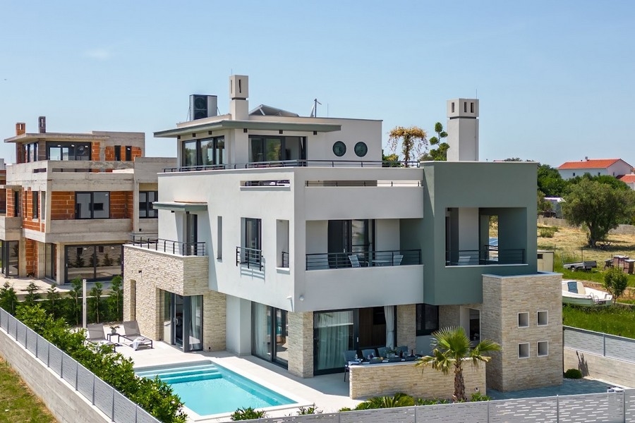 Grande villa avec toit-terrasse et piscine vue du ciel