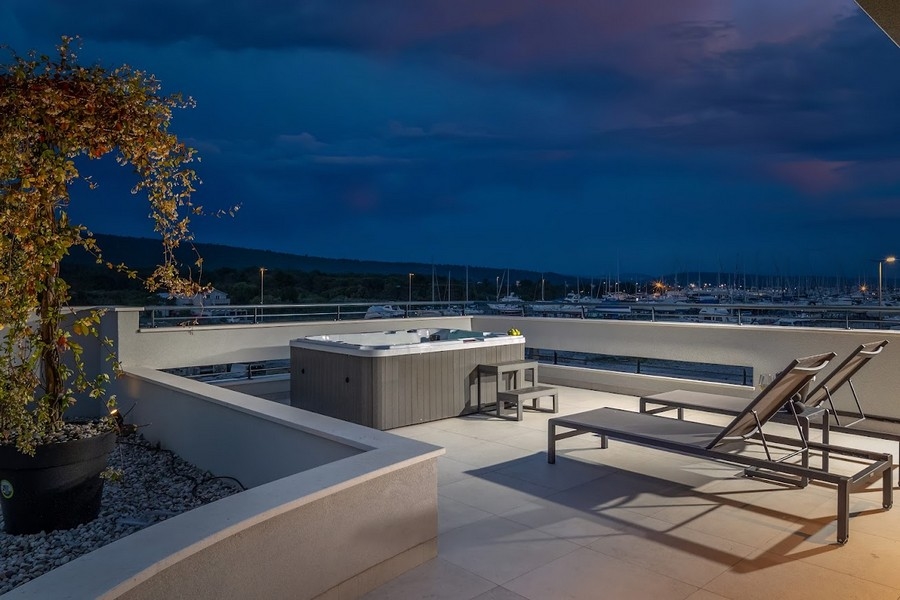 Toit-terrasse avec vue sur le port de plaisance de Bibinje.