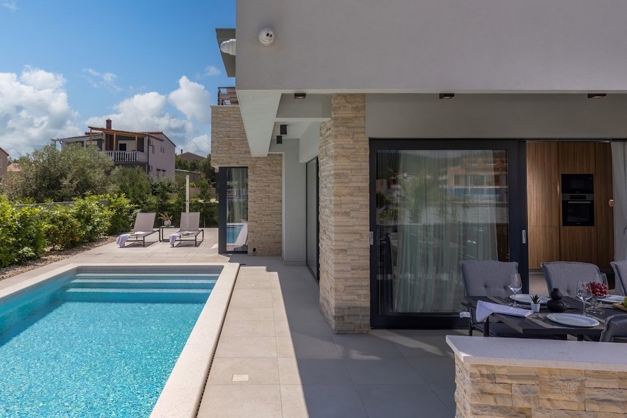 Terrasse couverte confortable avec piscine - villa H2589, Dalmatie.