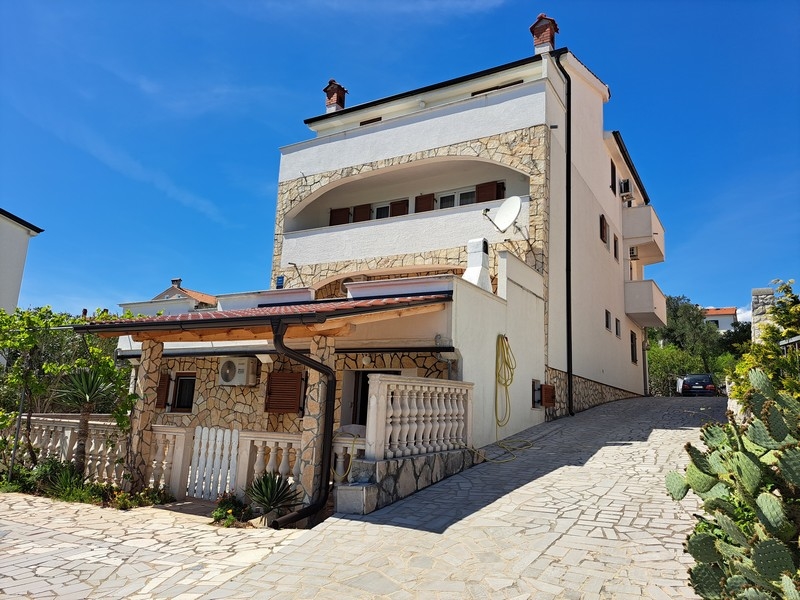 Résidence d'appartements sur Krk avec soubassement en pierre naturelle et loggia